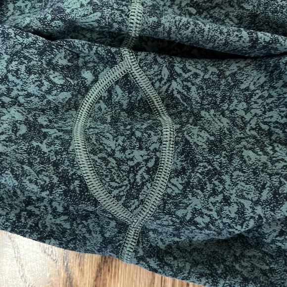 Athleta Salutation Stash Pocket II 7/8 Tight Green Leggings - Size Medium - Picture 7 of 7